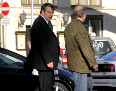 Связавшись с Василием Мельником и Бесланом Абдулмуслимовым, экс-министр Латвии Велдре стал бить людей лицом об асфальт